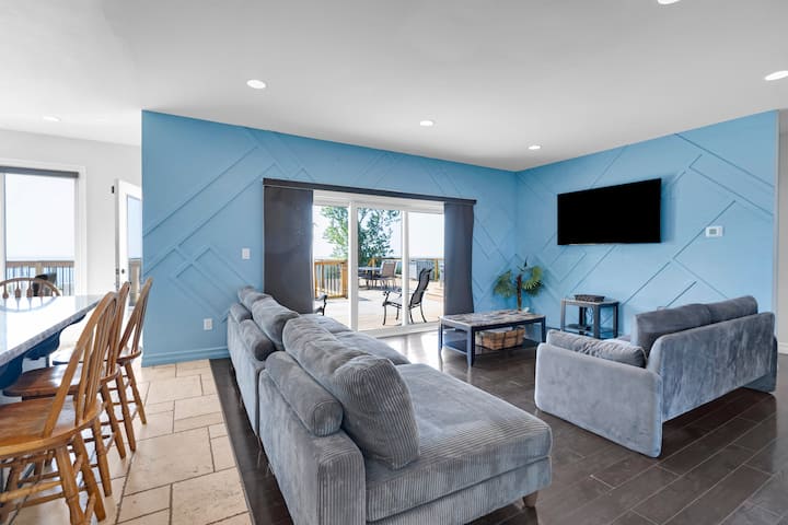 Cozy Beach House W/ Pool, Hot Tub & Modern Vibes - Ontario