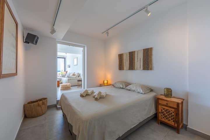 غرفة النوم الرئيسية ، سرير بحجم كبير