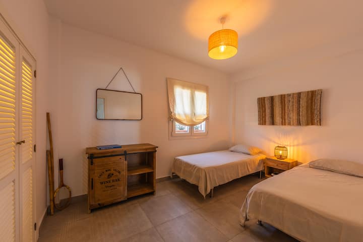 غرفة النوم 2 (سريران مفردان + سرير إضافي واحد لـ 5 ضيوف - حجز)