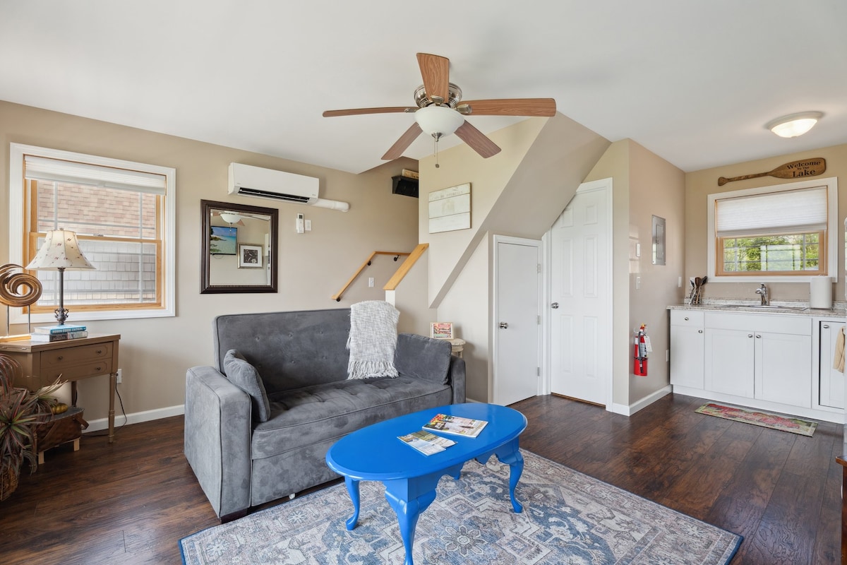 מרחב מגורים מואר ונוח שנועד למנוחה אחרי יום של סיור באגמי פינגר.