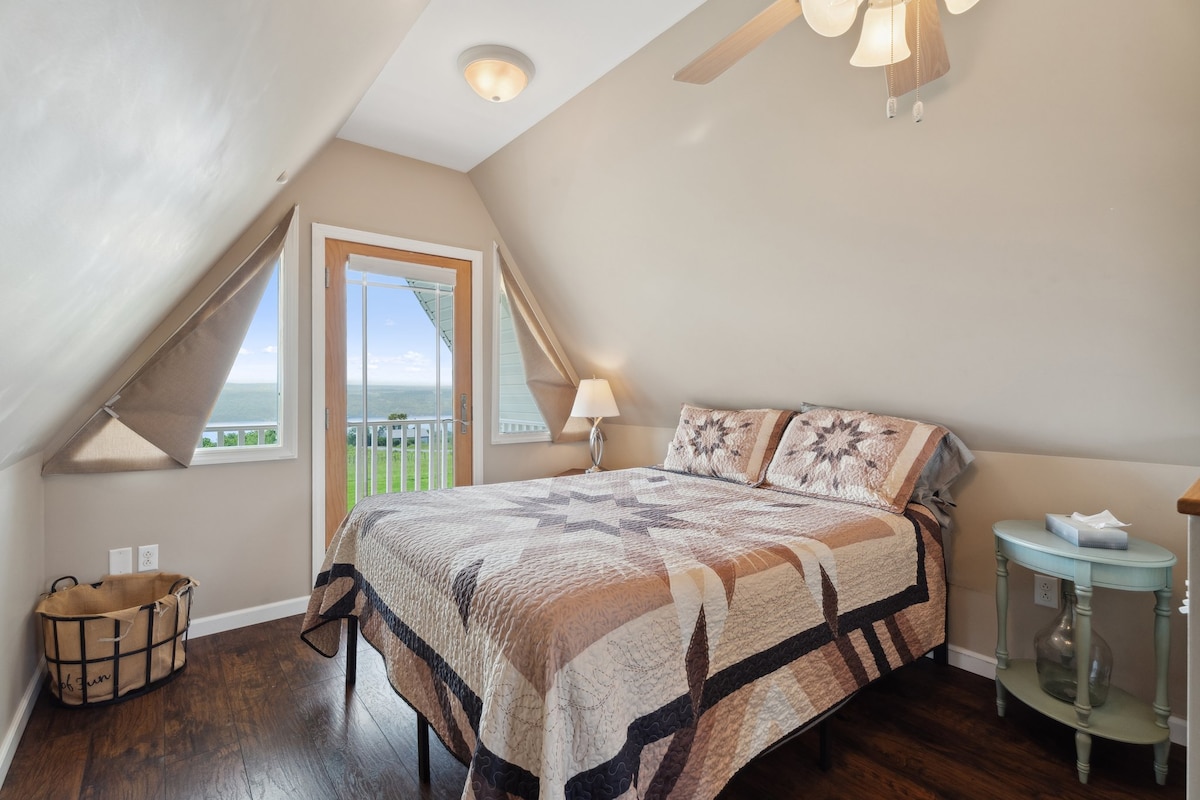 נופש נעים מתחת לתקרות מקומרות ומקסימות - להירדם ולהתעורר עם נוף שקט של כרמים ואגם ממש מחוץ לדלת.