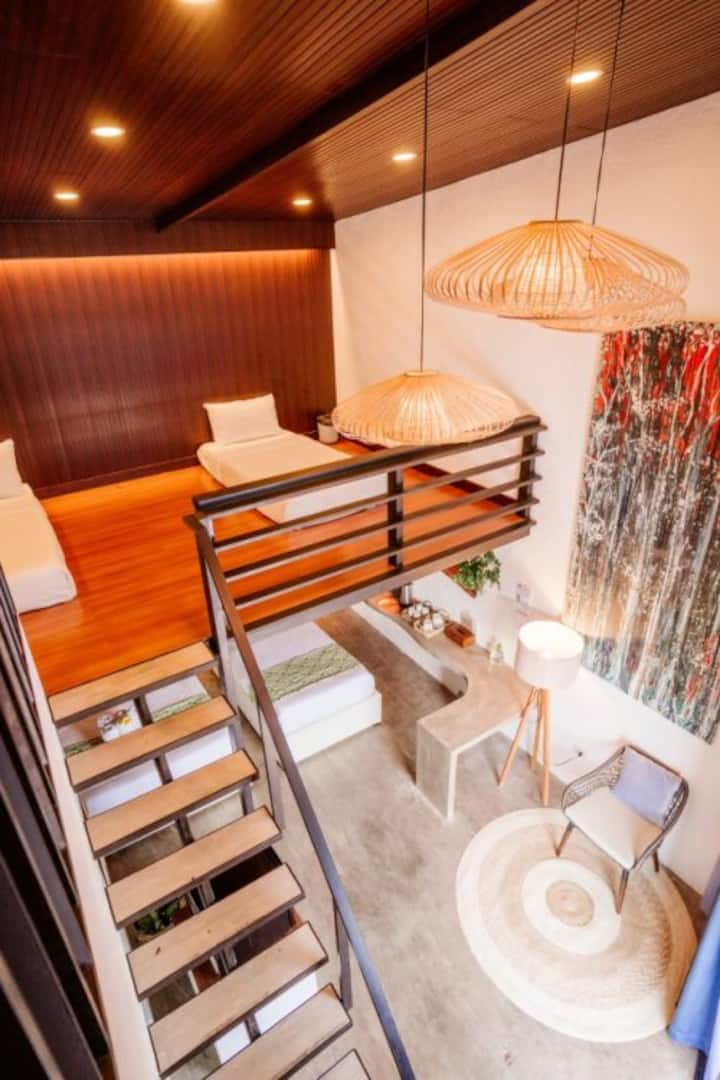 Náš apartmán Casita (typ podkrovia) má
- letúny deleného typu pre 5 - 9 osôb.  
- WC s toaletou (s bidetom) , sprcha (teplá voda),   uteráky a základné toaletné potreby 

Nastavené lôžka *
GF 1 Q  & 1 S beds
2F 1 Q & 1 S  beds

* Môžu byť pridané ďalšie jednolôžka