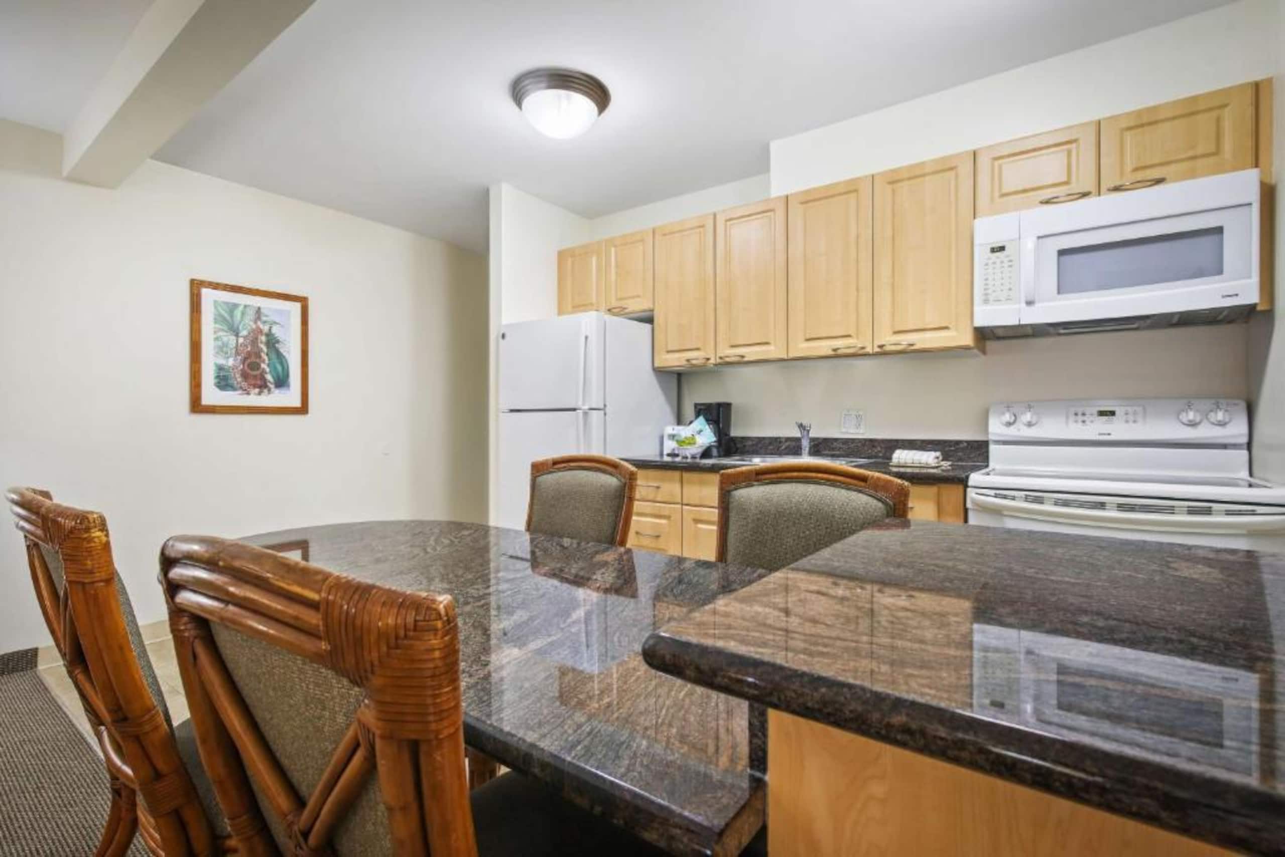Condo in Honolulu · ★4.98 · 1 bedroom · 2 beds · 1 private bath - Image 4