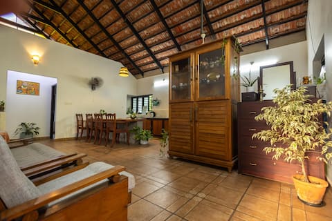 Nikunjam - Vintage Tropical 2BHK Home inside City