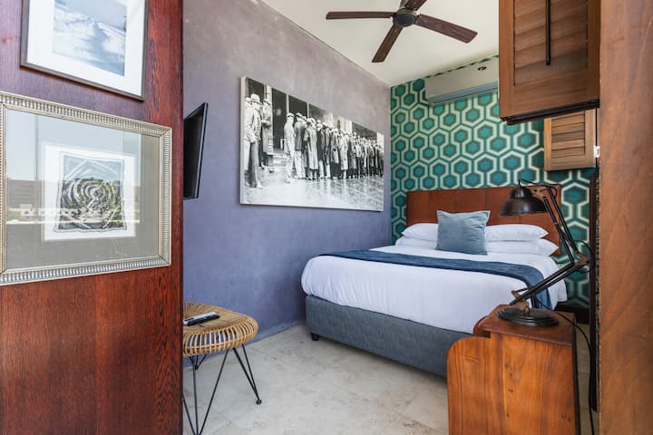 Დედოფლის ზომის საწოლი მაგიდის მთის პირდაპირ ხედით