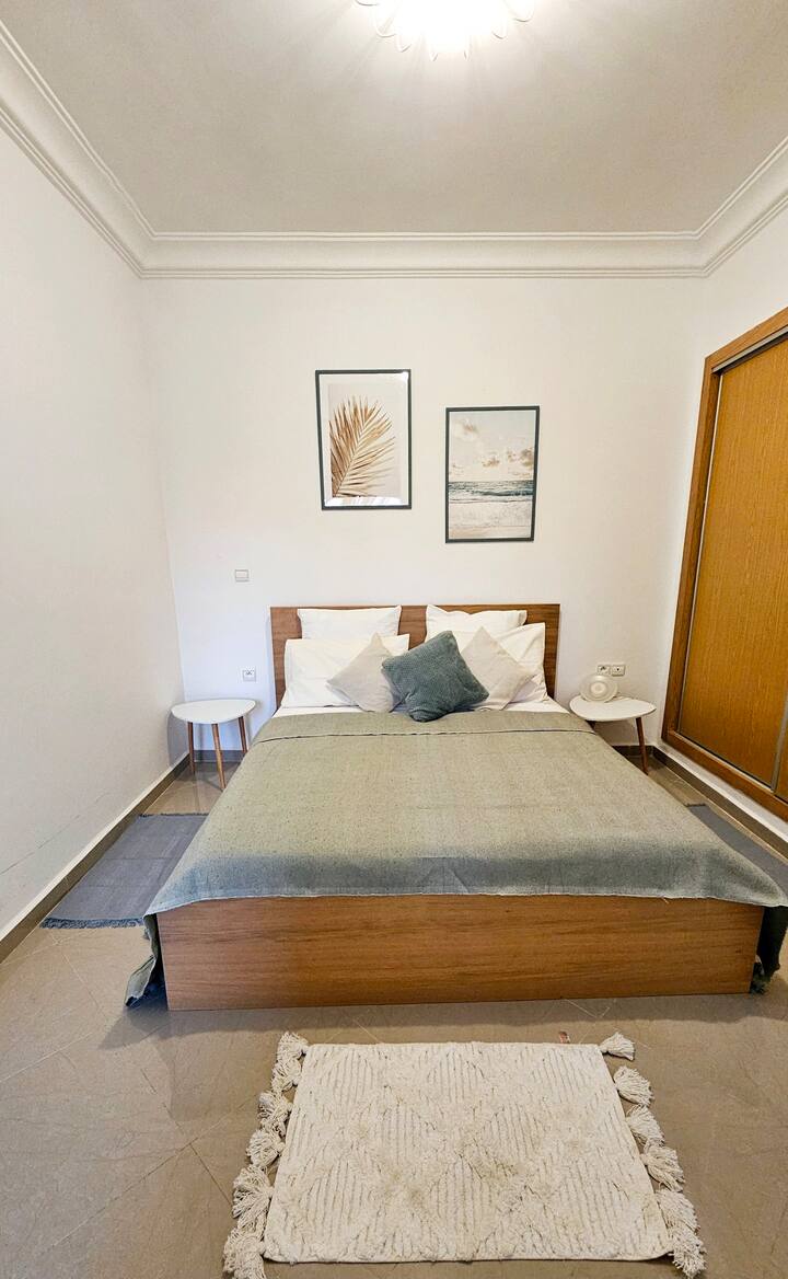 priestranná spálňa s manželskou posteľou 160 cm x 200 cm a detskou postieľkou navyše