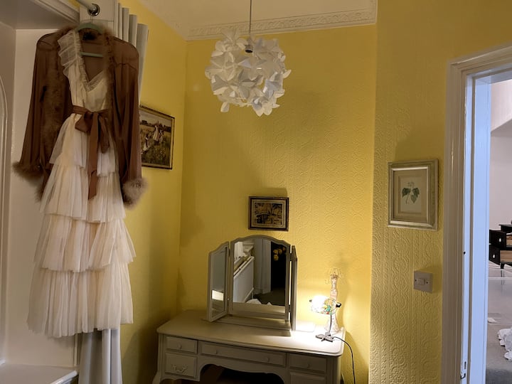 Questa bella e storica camera ha una vista mozzafiato sul giardino privato a più livelli e un letto queen-size super confortevole. 