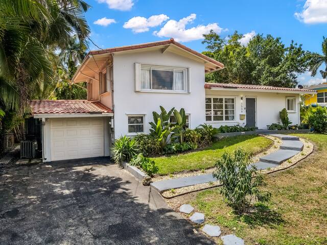 Retreat @Sailboat Bend-Heated Pool-BBQ-100ft Dock gallery image 4