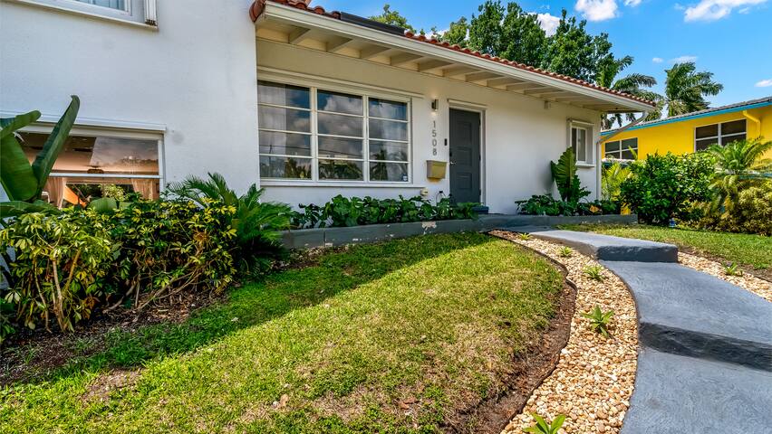 Retreat @Sailboat Bend-Heated Pool-BBQ-100ft Dock gallery image 5