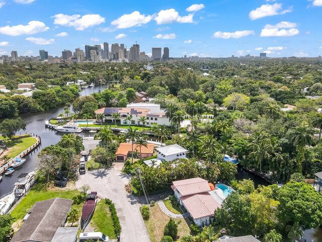 Retreat @Sailboat Bend-Heated Pool-BBQ-100ft Dock gallery image 2