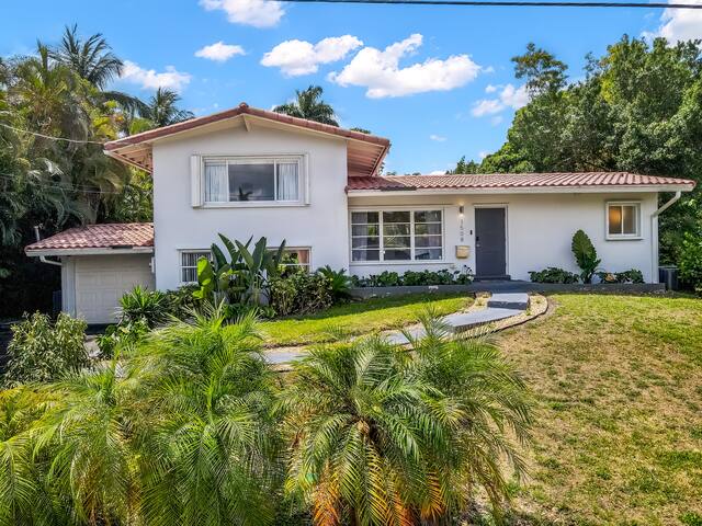 Retreat @Sailboat Bend-Heated Pool-BBQ-100ft Dock gallery image 3