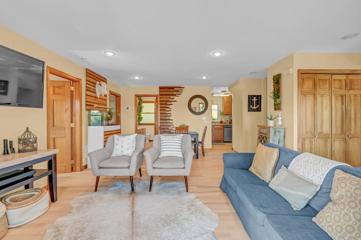 Enchanting 3 Bedroom Lake House On Candlewood Lake - Bridgewater, CT