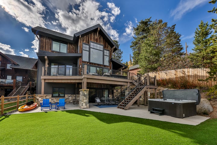 Lakefront Luxury! Hot Tub, Bunk Room, Private dock