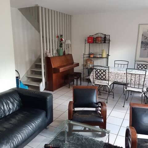 Maison 6 pers/jardin/piscine collective/parking