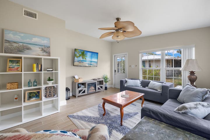 Modern 2 Bed/1 Bath Duplex, Close To Everything. - Port Charlotte