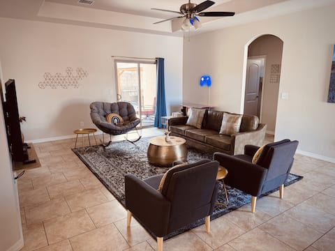 Saffron's Gold House (Private Spa & Garage!)