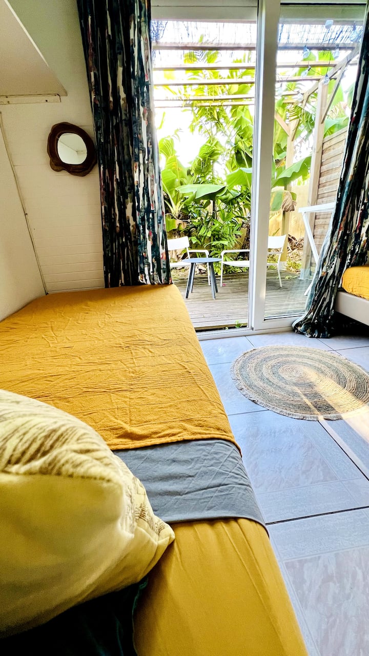 غرف النوم الثانية مكيفة الهواء مع إمكانية الجمع بين السريرين لجعلها ☝️ مثالية للمراهقين .