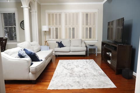 Top Airbnb: West Tampa Bungalow - Minutes from downtown Tampa in Macfarlane Park