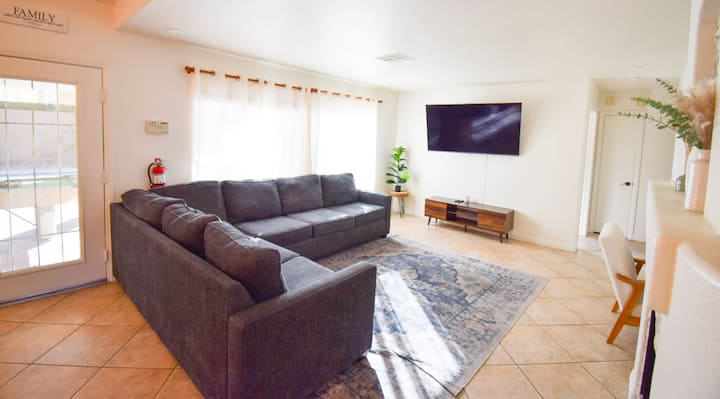 Fully Loaded Las Vegas Hidden Gem With Pool & Spa - Las Vegas, NV