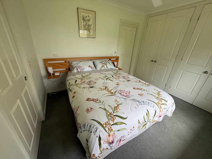 غرفة النوم الرئيسية - متاحة للحجوزات الكبيرة أو بالترتيب.