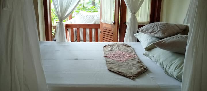 Ini adalah kamar kedua, sebenarnya lebih seperti area tempat tidur hanya ukuran kamar yang cukup untuk satu tempat tidur ukuran twin 120x200 cm