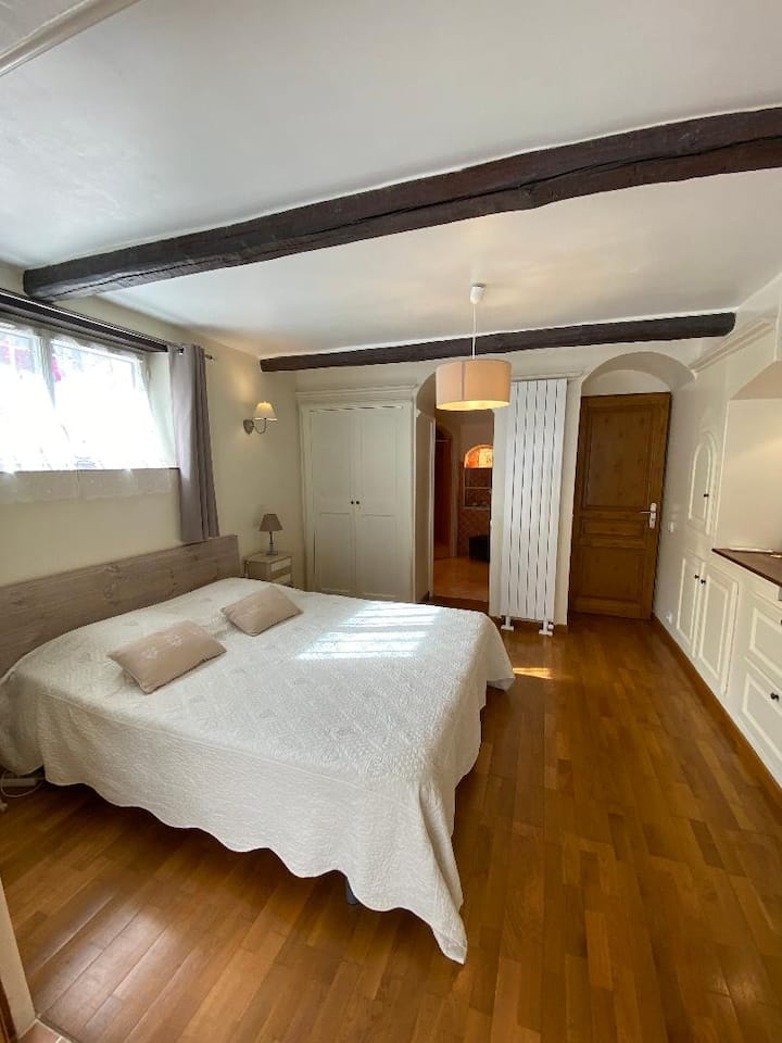 Suite principal con cuarto de baño y vestidor.