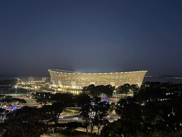 Idyllic 3 bedroom apartment Green Point Cape Town gallery image 2