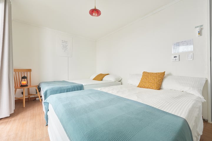 Ოთახი 2 ‑ 2 ორადგილიანი საწოლი, საგარდერობო მაგიდა, ხალიჩა, სრულმეტრაჟიანი სარკე, საგარდერობო მაგიდა, ტანსაცმლის საშრობი, კონდიციონერი