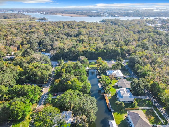 Dock, Kayaks, Fenced Yard, Dogs Welcome (Sleeps 7)