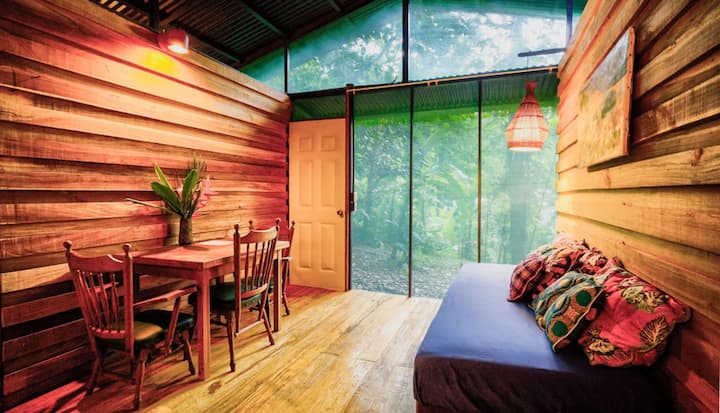 Huiskamer, met bank en tafel voor 4 personen 