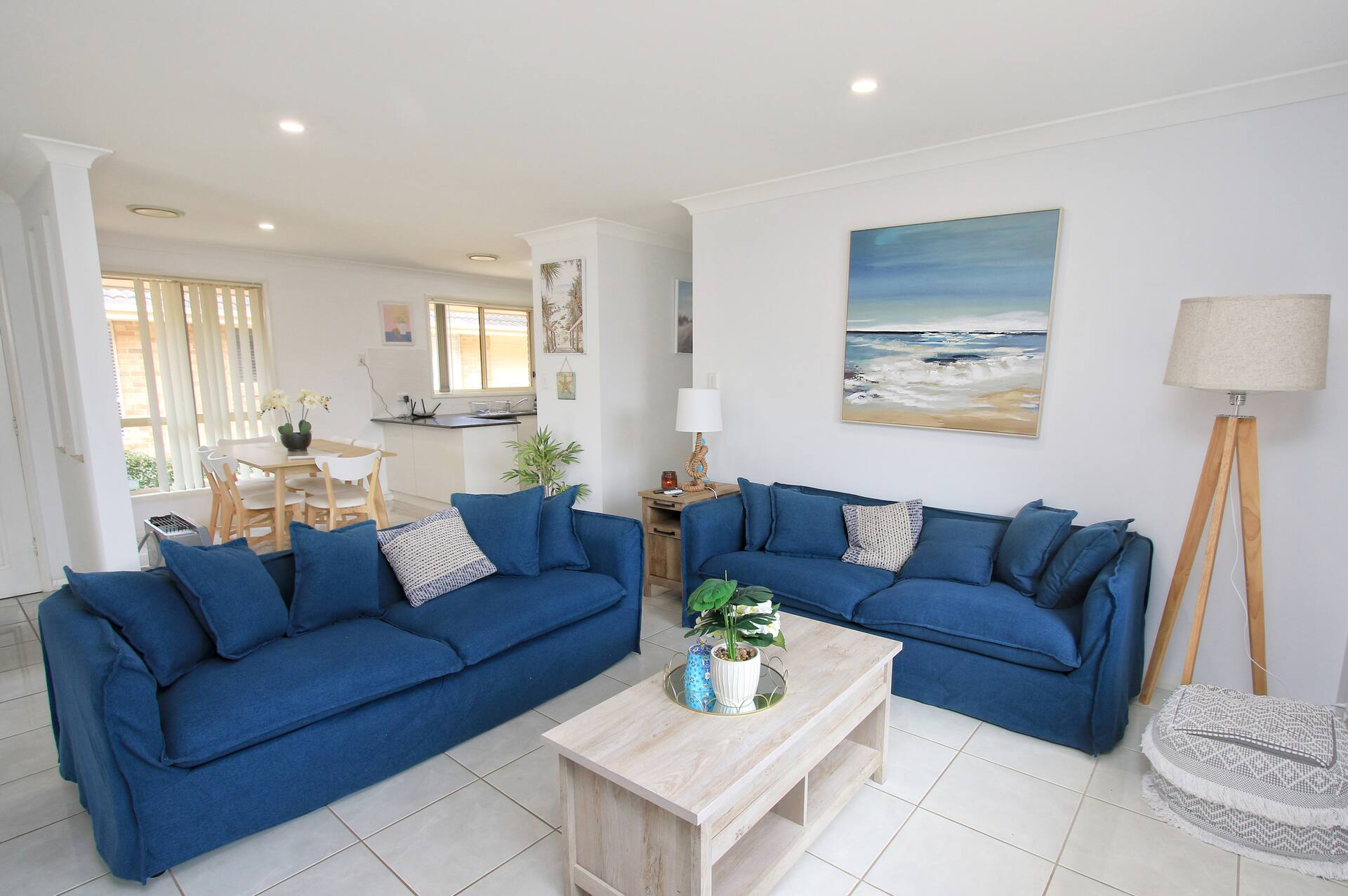 Walk to Ettalong beach close to shops KING BED