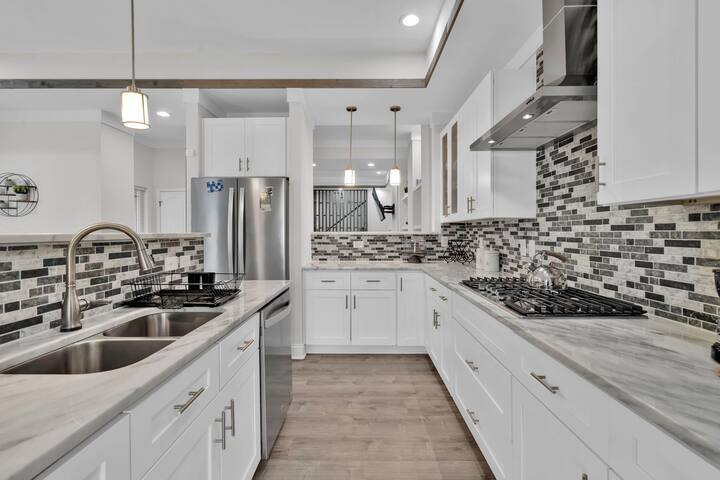 Luxury 4BR w/ Rooftop, Hot Tub, 4 Mins to Downtown gallery image 5