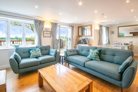 Successful Airbnb property: 2 bedroom Cottage with Fantastic Lake Views in Cotswold