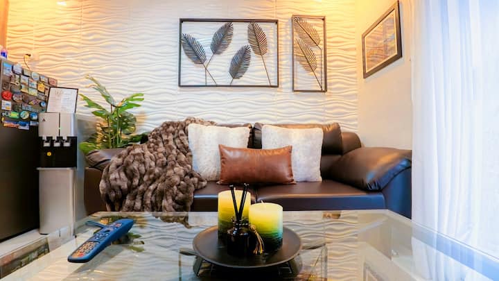 ห้องนั่งเล่นพร้อมอินเทอร์เน็ตความเร็วสูง 270 Mbps, สมาร์ททีวีขนาด 55 นิ้วพร้อมเน็ตฟลิกซ์, AppleTV +, Prime, Apple Music และ YouTube ระดับพรีเมียม