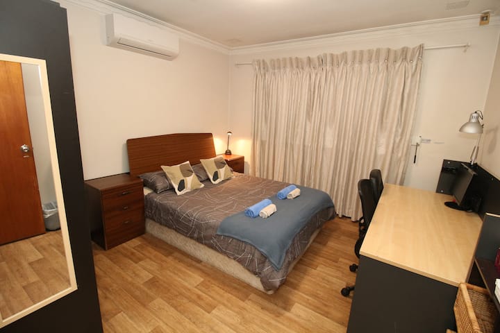 Queen Room აღჭურვილია საპირისპირო ციკლის კონდიციონერით, ვენტილატორით, სკამებით, საოფისე დაყენებით, თაროებით, დიდი ღია გარდერობითა და გრძელი სარკით.

Პირსახოცები და სახის პირსახოცები მოწოდებულია სტუმრების რაოდენობის მიხედვით.

Queen Room არის 13 კვადრატული მეტრი.