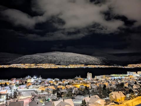 Popular Airbnb listing: Tromsø | Arts and Fjords Panorama Apt in Nordre Tromsøya