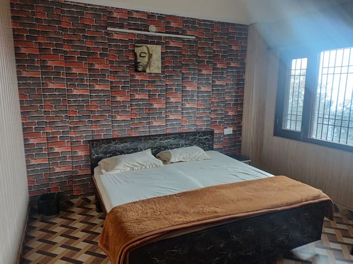 Apartamento 2BHK 
Jujurana Homestay Shoghi - Vistas desde un gran balcón privado.

- Habitaciones con baños adjuntos, balcón, Seti y mesa auxiliar.

¡Perfecto para paradas rápidas, paradas, paradas, mochileros y escapadas nocturnas!