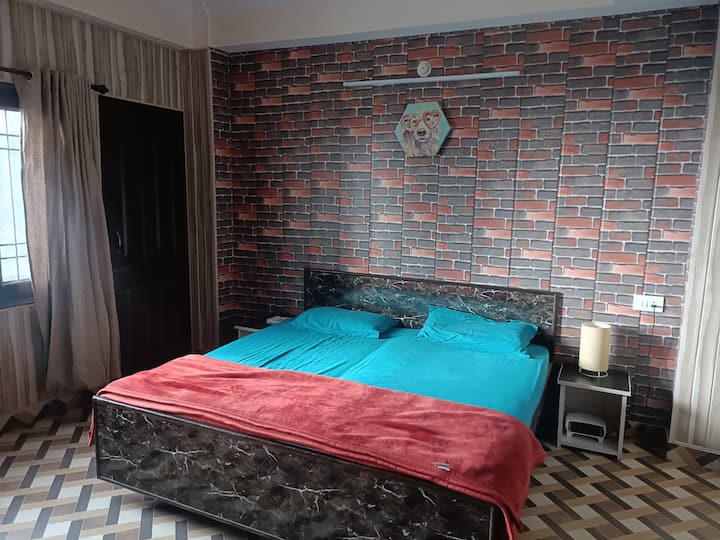 Apartamento 2BHK - Vistas a la naturaleza desde un gran balcón privado.
"Jujurana Homestay in Shoghi, Shimla – Himachal Pradesh"- ¡Consulta las evaluaciones sobre GMaps durante el año pasado!

- Habitaciones con baños adjuntos, balcón, Seti y mesa auxiliar.

