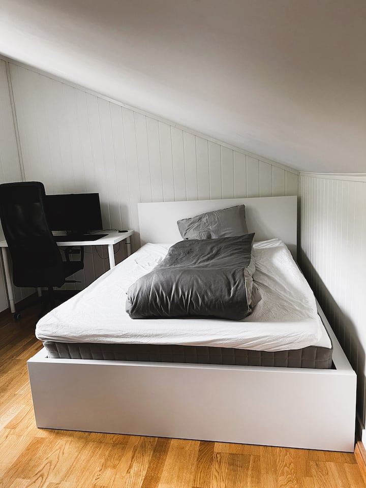 Dormitorio grande con dos estaciones de trabajo con monitor