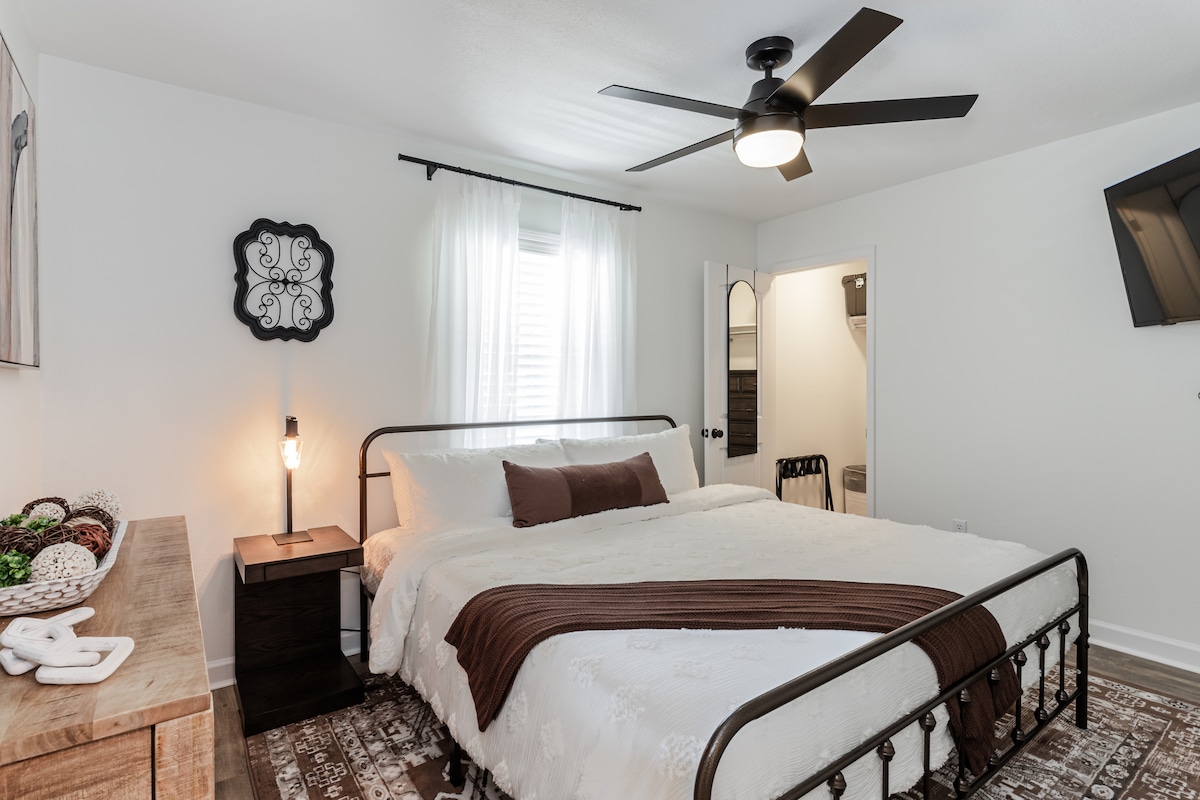 Posteljina može varirati – spavaća soba s velikim bračnim krevetom