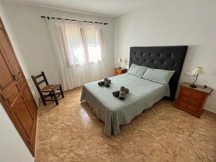 Втората „главна“ спалня се намира на първия етаж, с голямо двойно легло 160 x 200 с нов матрак, оборудвана с гардероб, вентилатор, реверсивен климатик.
Тази стая се намира откъм градината, което гарантира абсолютно спокойствие.