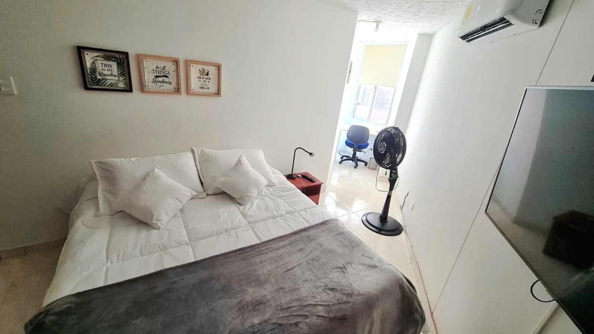 Spálňa č. 1 s 1,60 lôžkom, televízorom, tichou mini-split klimatizáciou, ventilátorom, pracovnou zónou, nočným stolíkom, lampou, komodou a skriňou s vešiakmi na oblečenie. Zahŕňa ďalšie prikrývky a vankúše. Posteľ je vynikajúca a vďaka zatemneniu si dobre oddýchnete!