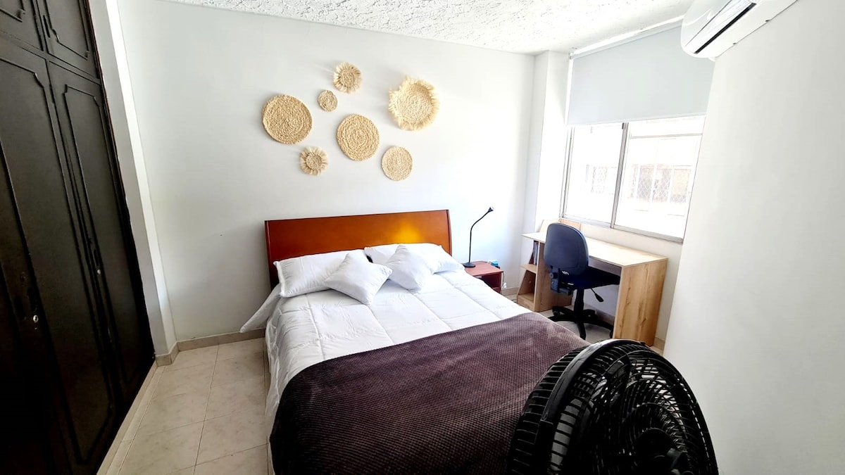 Spálňa s posteľou 1,40 m, tichou klimatizáciou mini-split, oknom, pracovnou stanicou a skriňou s vešiakmi na oblečenie. Vychutnajte si druhý súkromný priestor s lahodnou posteľou a tmu, ktorú poskytuje zatemnenie, a skutočne si oddýchnite!