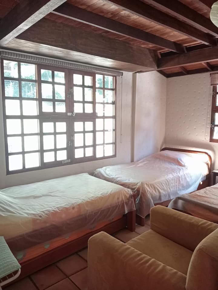 Chumba Kidogo kwenye Ghorofa ya Kwanza chenye Kamera 3 za Moja na 1 ambazo zinaacha hali ya chini.
Nafasi ya hadi Watu 4.