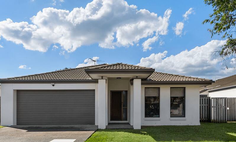 Sackville House (SEQ) – 4 bedroom 2 bathrooms gallery image 5