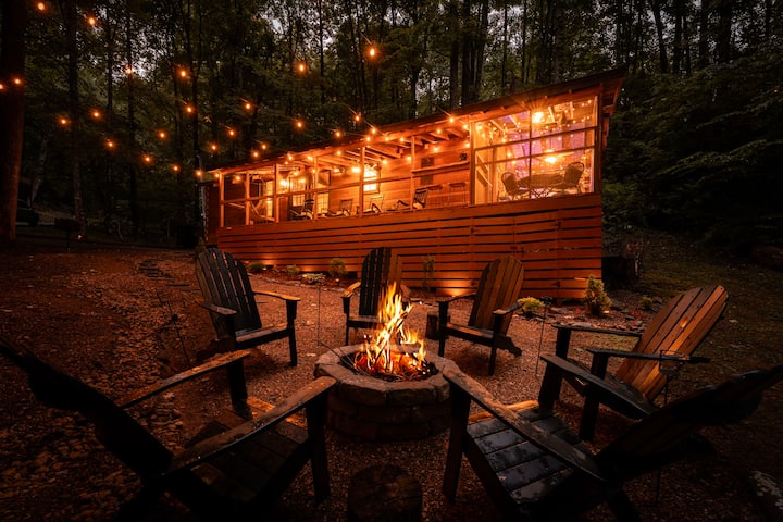Contemporary Cozy Cabin In Convenient Location! - Gatlinburg, TN