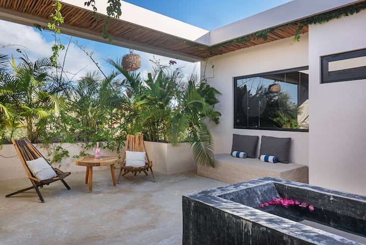 Hlavná vaňa a jej relaxačná terasa  + hojdacia sieť