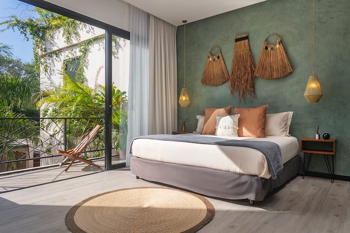 Apartmán č.2 s manželskou posteľou King a súkromnou terasou. 