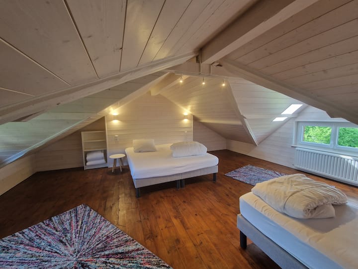 1 krevet 180 ili 2 kreveta 90 i 1 krevet za jednu osobu