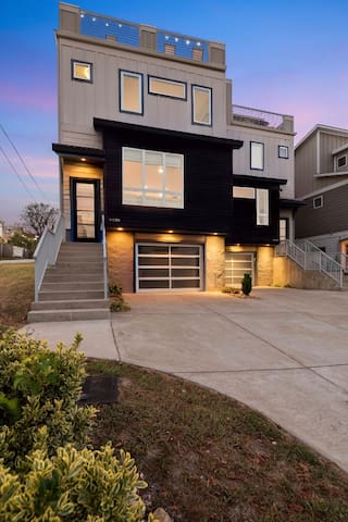 City Lights & Broadway Nights: Nashville Gem